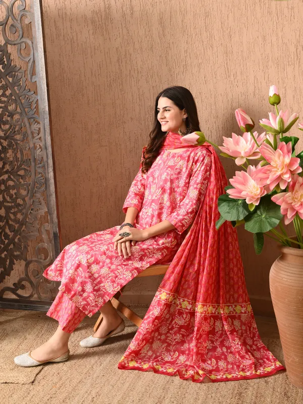 Pink_Floral_Round_Neck_Kurta_Sets_With_Dupatta_For_Women