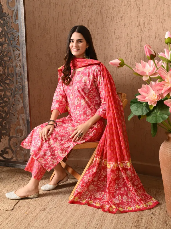 Pink_Floral_Round_Neck_Kurta_Sets_With_Dupatta_For_Women