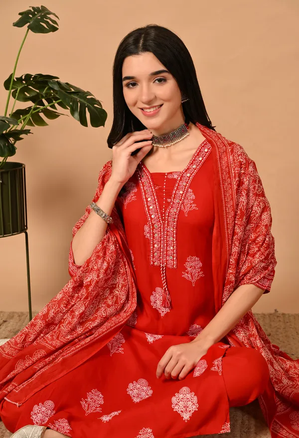 Red_Floral_Round_Neck_Kurta_Sets_With_Dupatta_For_Women