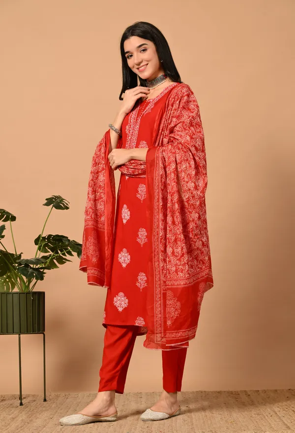 Red_Floral_Round_Neck_Kurta_Sets_With_Dupatta_For_Women