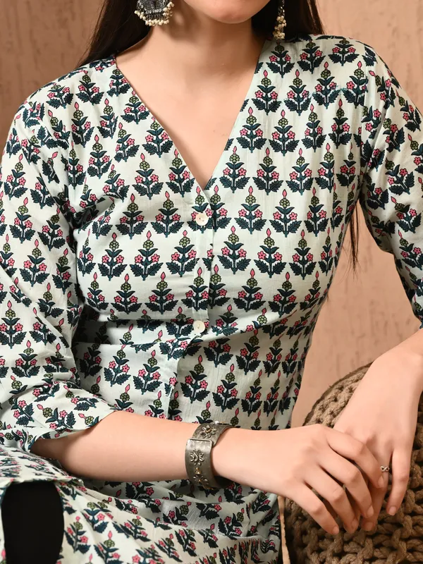 White_Floral_Print_V-neck_Cotton_Kurta