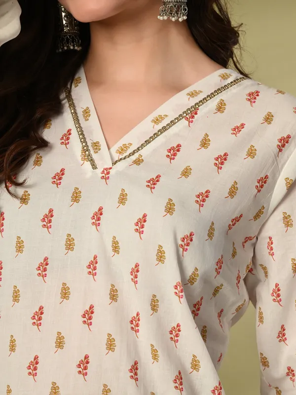 White_Floral_Print_Sequnce_Lace_V-Neck_Kurta