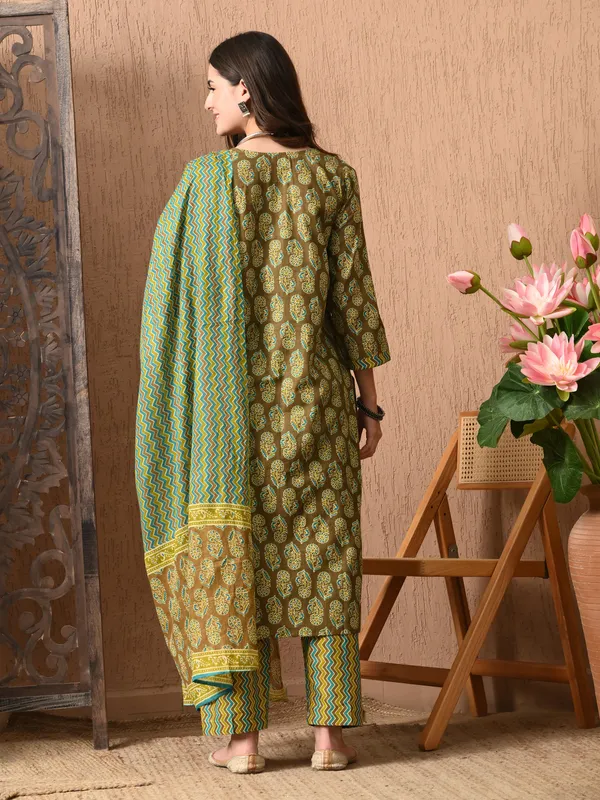 Green_Floral_Round_Neck_Kurta_Sets_With_Dupatta_For_Women