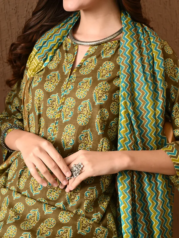 Green_Floral_Round_Neck_Kurta_Sets_With_Dupatta_For_Women