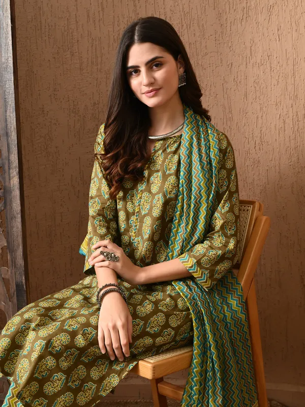 Green_Floral_Round_Neck_Kurta_Sets_With_Dupatta_For_Women