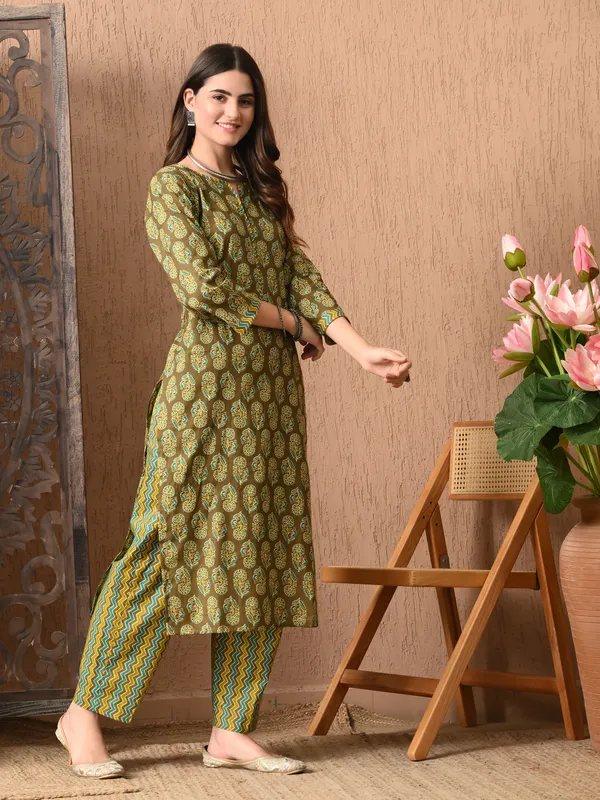 Green_Floral_Round_Neck_Kurta_Sets_With_Dupatta_For_Women