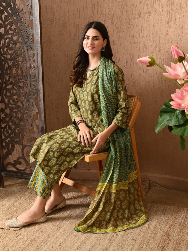 Green_Floral_Round_Neck_Kurta_Sets_With_Dupatta_For_Women