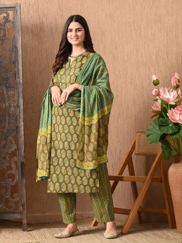 Green_Floral_Round_Neck_Kurta_Sets_With_Dupatta_For_Women