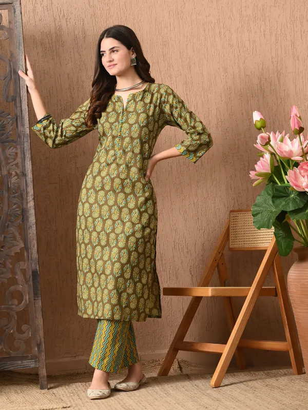 Green_Floral_Round_Neck_Kurta_Sets_With_Dupatta_For_Women