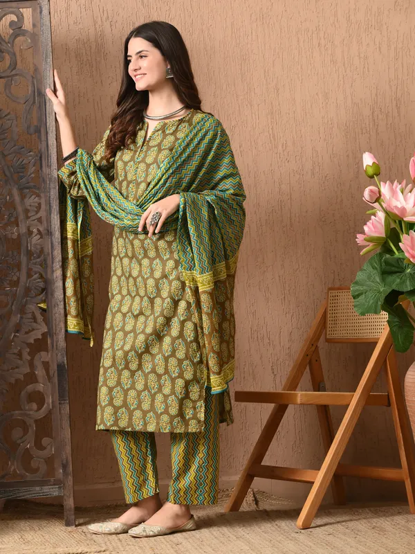 Green_Floral_Round_Neck_Kurta_Sets_With_Dupatta_For_Women