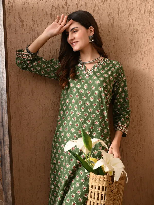 Green_Floral_V-Neck_Kurta_Sets_With_Dupatta_For_Women