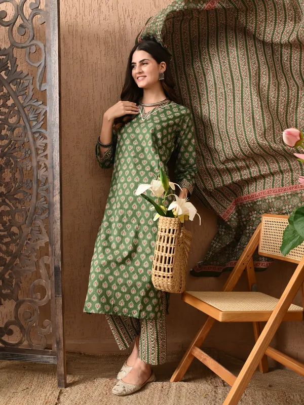 Green_Floral_V-Neck_Kurta_Sets_With_Dupatta_For_Women