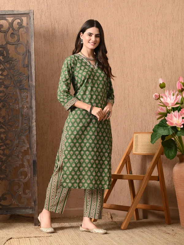 Green_Floral_V-Neck_Kurta_Sets_With_Dupatta_For_Women