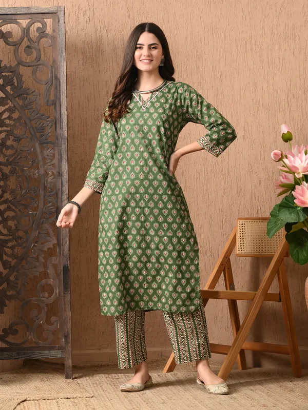 Green_Floral_V-Neck_Kurta_Sets_With_Dupatta_For_Women