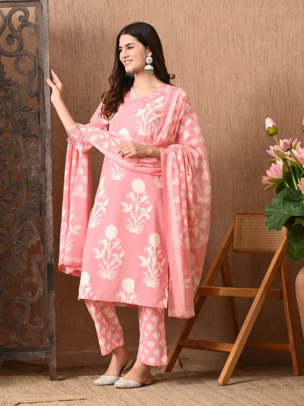 Pink_Floral_V-Neck_Kurta_Sets_With_Dupatta_For_Women