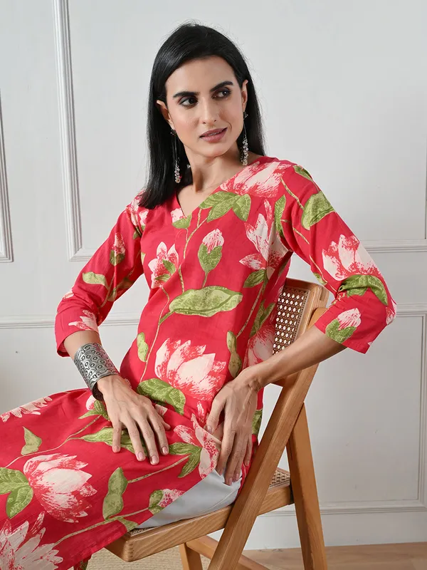 Red_Floral_Print_V-neck_Cotton_Kurta