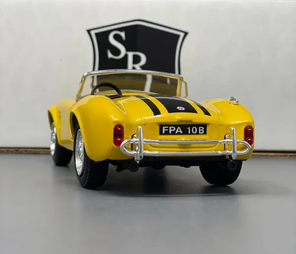 Shelby_Cobra_427_-_Maisto_1:24_Diecast