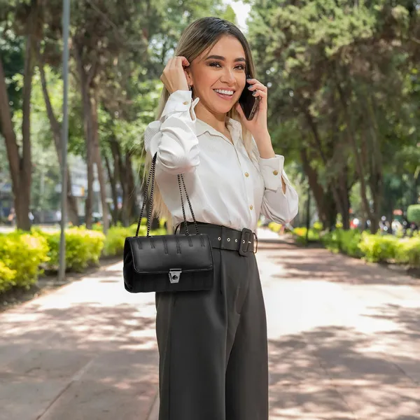 Elegant_Black_Quilted_Shoulder_Bag_For_Women