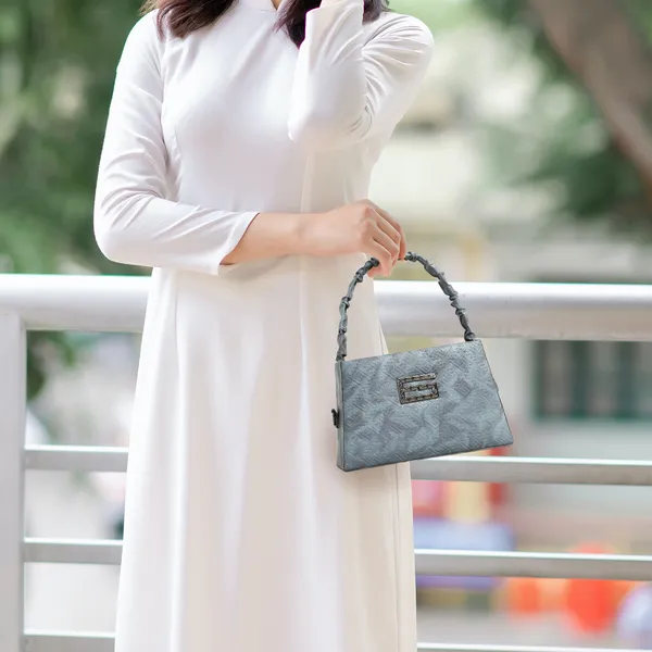 Elegant_Grey_Designer_Shoulder_Bag_For_Women_With_Embossed_Pattern_&_Metal_G_Logo