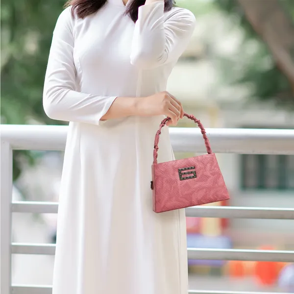 Elegant_Peach_Designer_Shoulder_Bag_For_Women_With_Embossed_Pattern_&_Metal_G_Logo