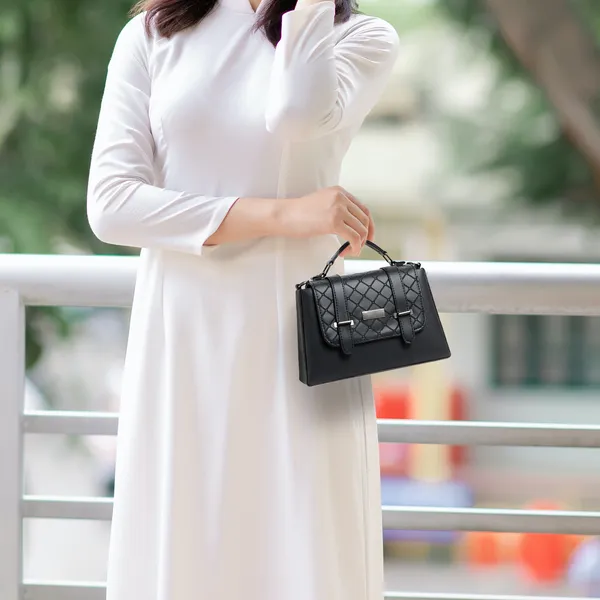 Classic_Black_Quilted_Leather_Handbag_For_Women_With_Adjustable_Strap_&_Top_Handle