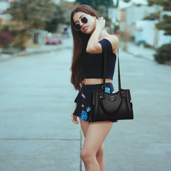 Stylish_Black_Women's_Handbag_Elegant_Leather_Tote_Purse_With_Shoulder_Strap,_Spacious_Design_&_Metal_Accents_Perfect_For_Office,_Casual,_Or_Travel_Use