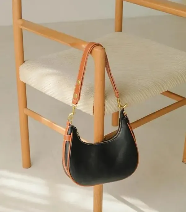 Trendy_Black_Shoulder_Bag_For_Women_With_Golden_Chain_Strap