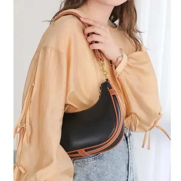Trendy_Black_Shoulder_Bag_For_Women_With_Golden_Chain_Strap