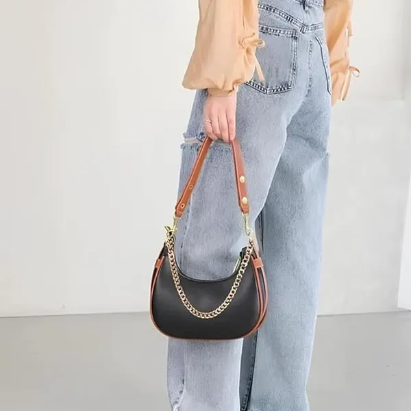 Trendy_Black_Shoulder_Bag_For_Women_With_Golden_Chain_Strap