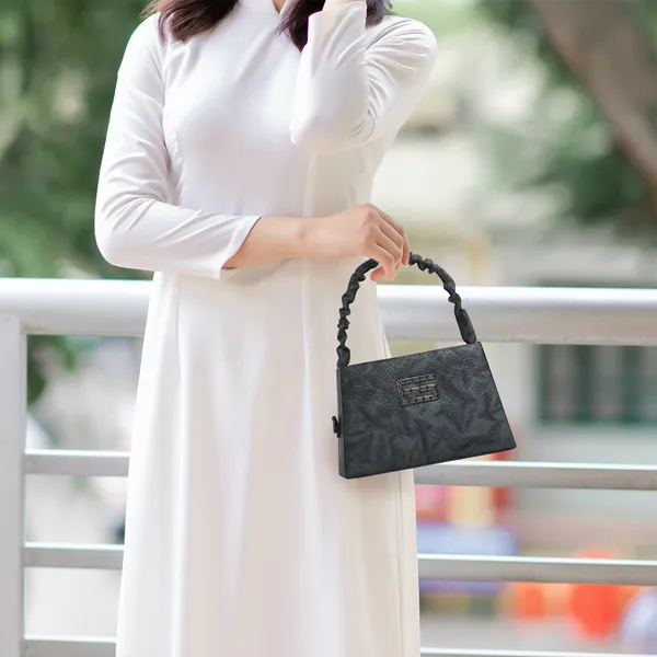 Elegant_Black_Designer_Shoulder_Bag_For_Women_With_Embossed_Pattern_&_Metal_G_Logo