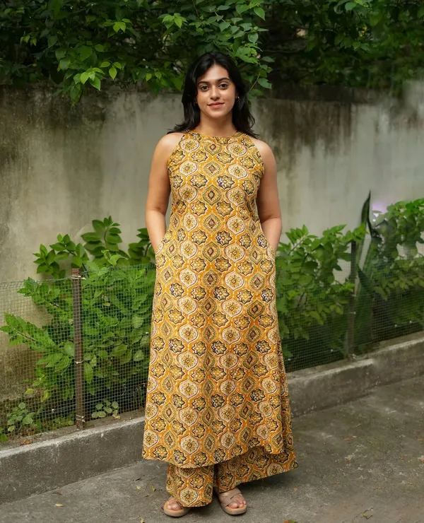 Aline_pattern_paried_with_Ankle_length_pant___Giving_perfect_outfit_and_deliberate_choice_about_your_look..