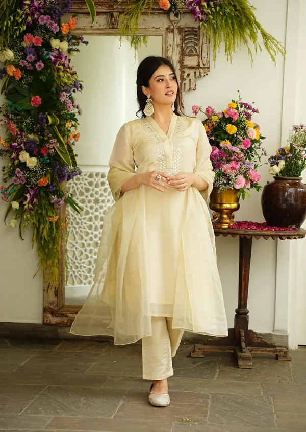Off_White_Beautiful__chanderi_suit_is_perfect_for_all_occasions