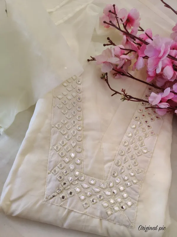 Off_White_Beautiful__chanderi_suit_is_perfect_for_all_occasions