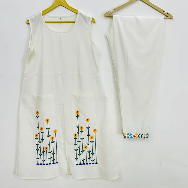 Off_White_kurti_with_front__pocket_Pant