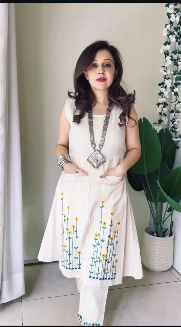 Off_White_kurti_with_front__pocket_Pant