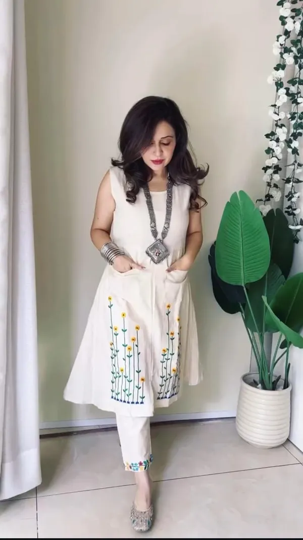 Off_White_kurti_with_front__pocket_Pant