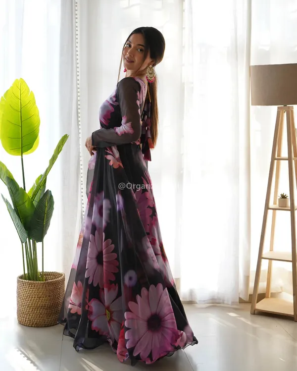 Black_Georgette_Premium_&_Elegant_Gown_&_Dupatta_Set_For_Women