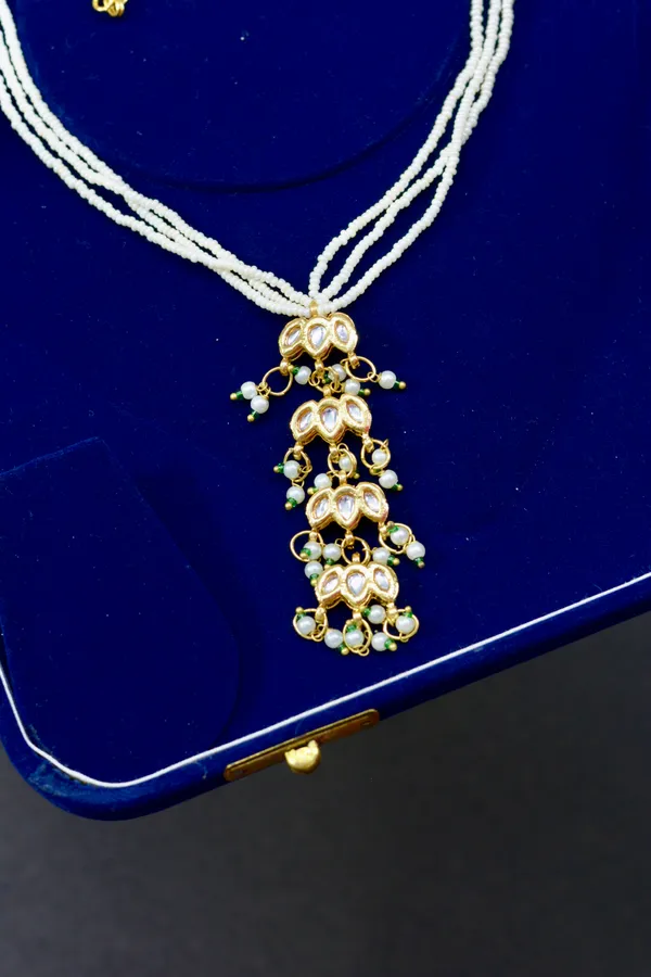 Pearl_Kundan_Long_Pendant_Necklace_For_Women_(Pack_Of_1)