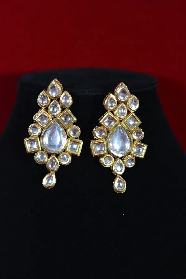 Gold_Heavy_Kundan_Necklace_Set_With_Intricate_Round_Pendant_(Pack_Of_3)