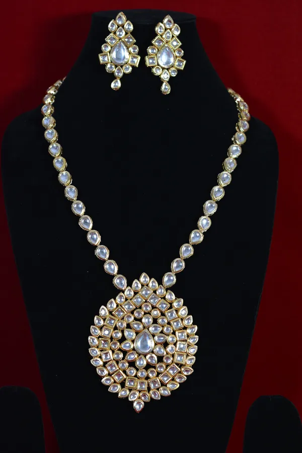 Gold_Heavy_Kundan_Necklace_Set_With_Intricate_Round_Pendant_(Pack_Of_3)