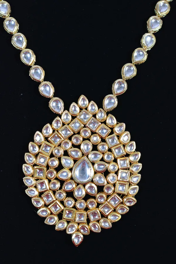 Gold_Heavy_Kundan_Necklace_Set_With_Intricate_Round_Pendant_(Pack_Of_3)