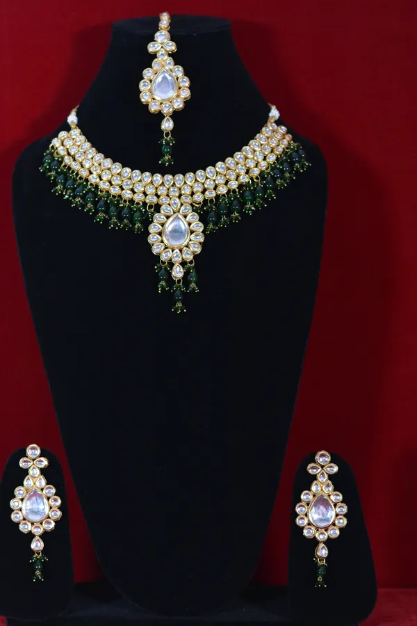 Green_Traditional_Kundan_Bridal_Choker_With_Maangtika_And_Matching_Earrings_(Pack_Of_4)