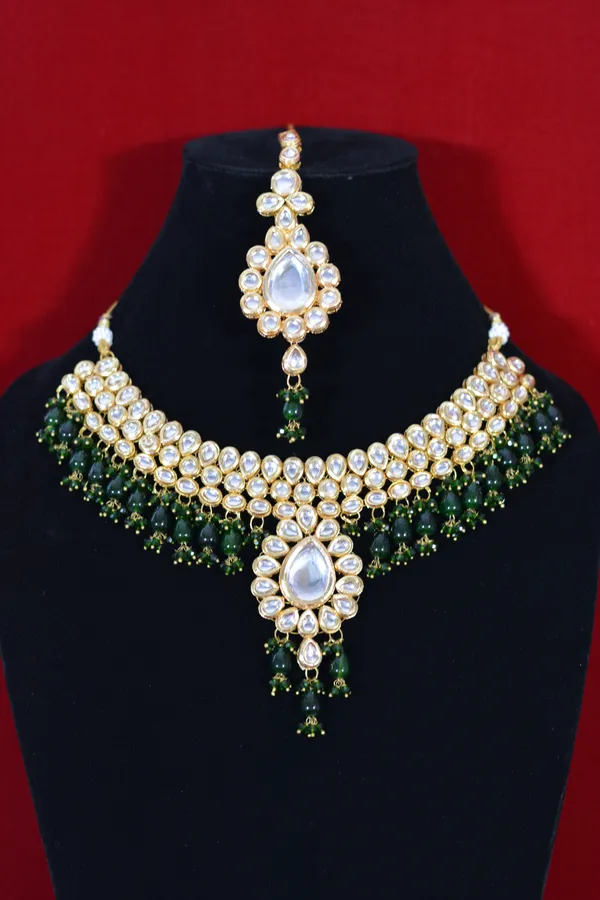 Green_Traditional_Kundan_Bridal_Choker_With_Maangtika_And_Matching_Earrings_(Pack_Of_4)