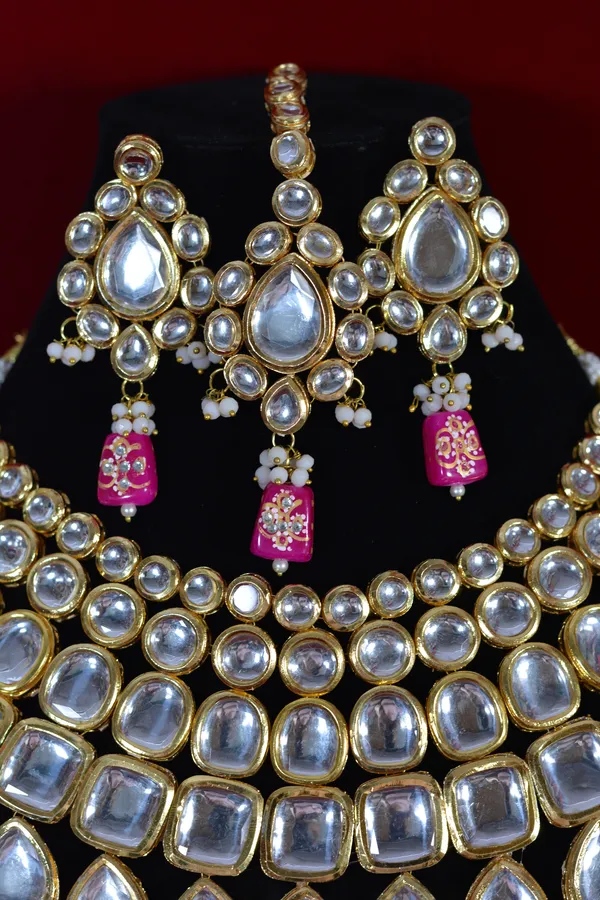 Heavy_Bridal_Kundan_Necklace_Set_With_Pink_Bead_Drops_And_Maangtika_(Pack_Of_4)