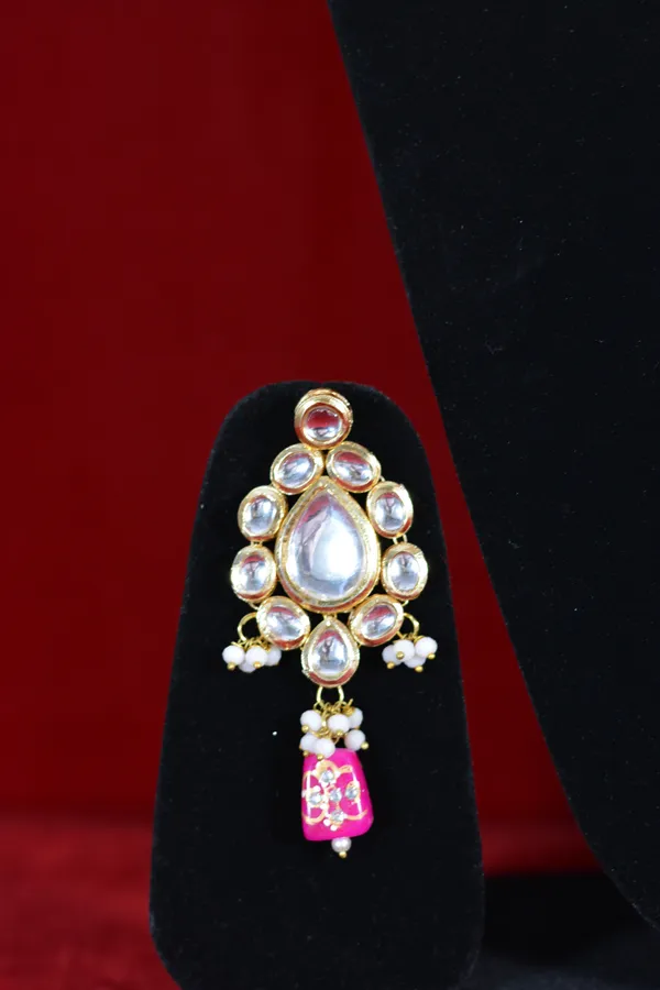 Heavy_Bridal_Kundan_Necklace_Set_With_Pink_Bead_Drops_And_Maangtika_(Pack_Of_4)
