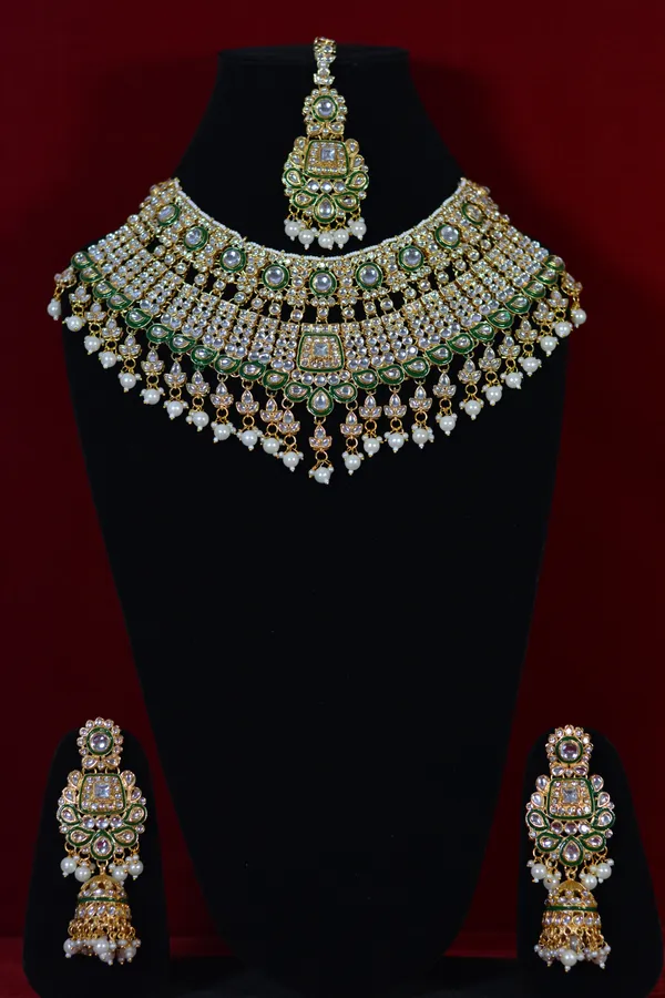 Grand_Bridal_Green_Kundan_Choker_Necklace_Set_With_Jhumka_Earrings_(Pack_Of_4)