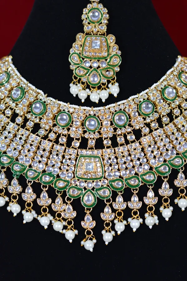 Grand_Bridal_Green_Kundan_Choker_Necklace_Set_With_Jhumka_Earrings_(Pack_Of_4)