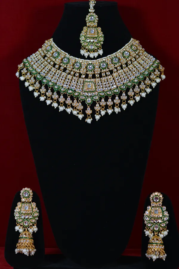 Grand_Bridal_Green_Kundan_Choker_Necklace_Set_With_Jhumka_Earrings_(Pack_Of_4)