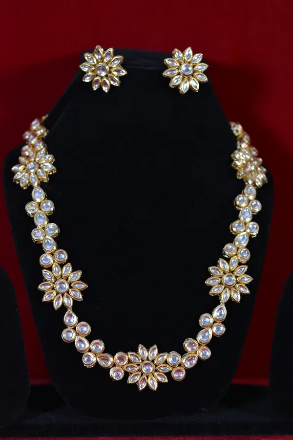 Gold_Elegant_Kundan_Flower_Necklace_And_Earrings_Set_(Pack_Of_3)
