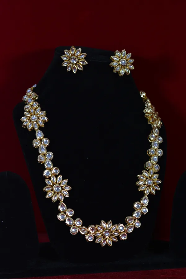 Gold_Elegant_Kundan_Flower_Necklace_And_Earrings_Set_(Pack_Of_3)